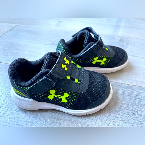 Under Armour sneakers (boys) Size 5 - Picture 3 of 6